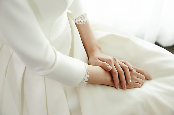 포토 JPG 여자 행복 신부 웨딩드레스 결혼 실내 사랑 한명 사람 앉기 상반신 성인 옆모습 신체부위 30대 한국인 양손 준비 손모으기 예복 설레임 성인여자한명만 국내포토 1 손 드레스 옷 감정 뷰포인트 모션 동양인 손짓 이벤트 내부 장년 여자한명만 성인여자만 파일형식