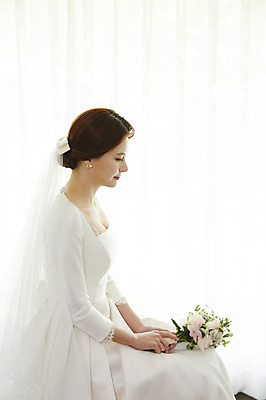 포토 JPG 응시 여자 행복 신부 부케 웨딩드레스 결혼 실내 사랑 한명 들기 사람 앉기 상반신 성인 옆모습 30대 한국인 예복 설레임 단아함 성인여자한명만 국내포토 1 시선 드레스 옷 감정 뷰포인트 꽃다발 모션 동양인 이벤트 내부 장년 여자한명만 성인여자만 파일형식