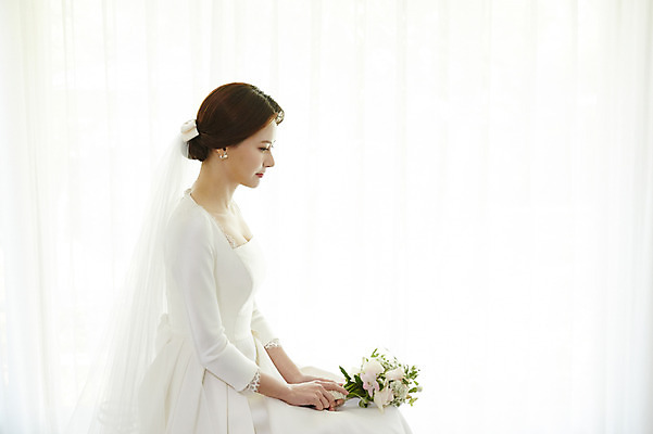 포토 JPG 응시 여자 행복 신부 부케 웨딩드레스 결혼 실내 사랑 한명 사람 앉기 상반신 성인 옆모습 30대 한국인 준비 예복 설레임 단아함 성인여자한명만 국내포토 1 시선 드레스 옷 감정 뷰포인트 꽃다발 모션 동양인 이벤트 내부 장년 여자한명만 성인여자만 파일형식