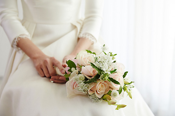 포토 JPG 여자 행복 신부 부케 웨딩드레스 결혼 실내 사랑 한명 사람 근접촬영 상반신 성인 앞모습 신체부위 30대 한국인 양손 예복 설레임 성인여자한명만 국내포토 1 손 드레스 옷 감정 뷰포인트 꽃다발 동양인 이벤트 내부 장년 여자한명만 성인여자만 파일형식