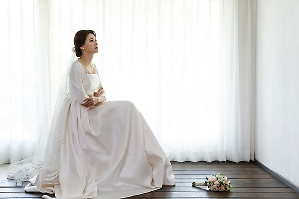 포토 JPG 스튜디오촬영 전신 여자 신부 부케 웨딩드레스 결혼 생각 바닥 실내 한명 사람 앉기 성인 옆모습 30대 한국인 찡그림 고민 불만 성인여자한명만 국내포토 1 드레스 감정 뷰포인트 꽃다발 모션 표정 동양인 이벤트 내부 장년 여자한명만 성인여자만 파일형식