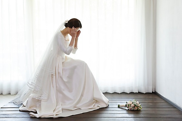 포토 JPG 스튜디오촬영 전신 여자 신부 부케 웨딩드레스 결혼 바닥 실내 한명 사람 앉기 성인 옆모습 30대 한국인 고민 두통 성인여자한명만 국내포토 1 드레스 감정 뷰포인트 꽃다발 모션 동양인 이벤트 내부 장년 질병 여자한명만 성인여자만 파일형식