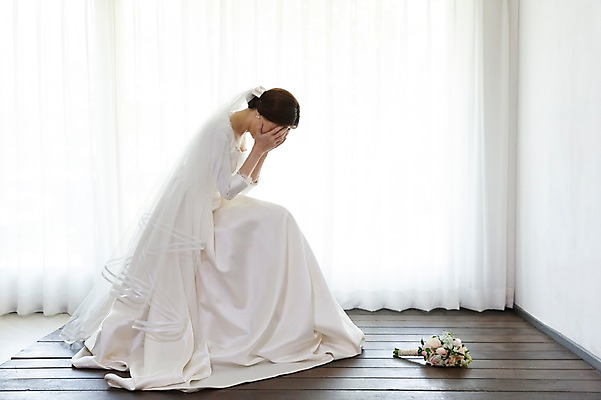 포토 JPG 스튜디오촬영 전신 여자 신부 부케 웨딩드레스 결혼 바닥 실내 한명 사람 앉기 성인 옆모습 30대 한국인 슬픔 좌절 고민 성인여자한명만 국내포토 1 드레스 감정 뷰포인트 꽃다발 컨셉 모션 동양인 이벤트 내부 장년 여자한명만 성인여자만 파일형식