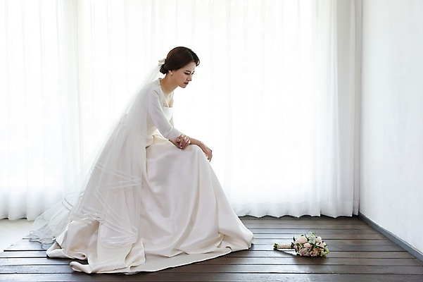 포토 JPG 스튜디오촬영 전신 응시 여자 신부 부케 웨딩드레스 결혼 바닥 실내 한명 사람 앉기 성인 옆모습 30대 한국인 찡그림 고민 불만 성인여자한명만 국내포토 1 시선 드레스 감정 뷰포인트 꽃다발 모션 표정 동양인 이벤트 내부 장년 여자한명만 성인여자만 파일형식