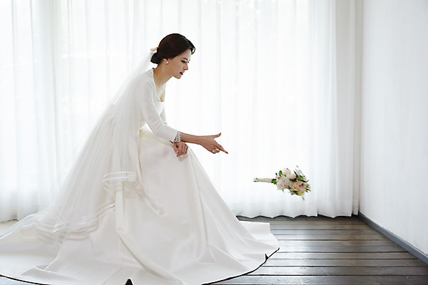 포토 JPG 스튜디오촬영 전신 여자 행복 신부 부케 웨딩드레스 결혼 실내 사랑 한명 사람 앉기 성인 옆모습 30대 한국인 던지기 고민 설레임 성인여자한명만 국내포토 1 드레스 감정 뷰포인트 꽃다발 모션 동양인 이벤트 내부 장년 여자한명만 성인여자만 파일형식