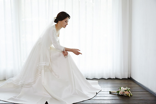 포토 JPG 스튜디오촬영 전신 응시 여자 행복 신부 부케 웨딩드레스 결혼 바닥 실내 사랑 한명 사람 앉기 손짓 성인 옆모습 30대 한국인 설레임 성인여자한명만 국내포토 1 시선 드레스 감정 뷰포인트 꽃다발 모션 동양인 이벤트 내부 장년 여자한명만 성인여자만 파일형식 옷 꽃 인종 여자만 성인만 식물