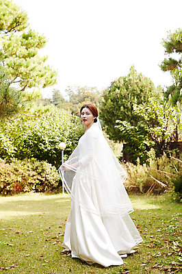 포토 JPG 주간 전신 응시 여자 행복 신부 웨딩드레스 결혼 면사포 사랑 한명 사람 잔디 초원 성인 야외 뒷모습 30대 걷기 정원 한국인 가을 뒤돌아보기 설레임 성인여자한명만 국내포토 자연요소 식물 1 시선 드레스 계절 감정 뷰포인트 모션 동양인 이벤트 장년 결혼소품 여자한명만 성인여자만 파일형식