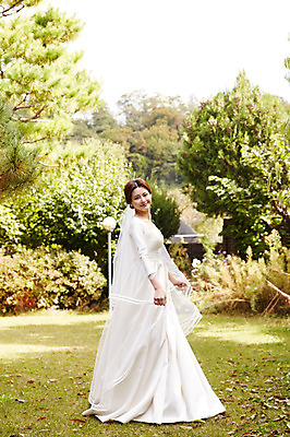 포토 JPG 주간 전신 응시 여자 행복 신부 웨딩드레스 결혼 면사포 사랑 한명 서기 미소 사람 잔디 초원 성인 야외 옆모습 30대 정원 한국인 가을 설레임 성인여자한명만 국내포토 자연요소 식물 1 시선 드레스 계절 감정 뷰포인트 모션 표정 동양인 이벤트 장년 결혼소품 여자한명만 성인여자만 파일형식