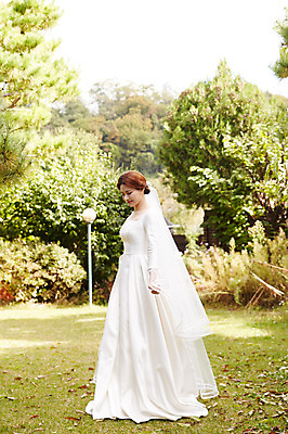 포토 JPG 주간 전신 응시 여자 행복 신부 웨딩드레스 결혼 낙엽 사랑 한명 서기 미소 사람 잔디 초원 성인 야외 옆모습 30대 정원 한국인 가을 설레임 성인여자한명만 국내포토 자연요소 식물 1 시선 드레스 계절 감정 뷰포인트 잎 모션 표정 동양인 이벤트 장년 여자한명만 성인여자만 파일형식