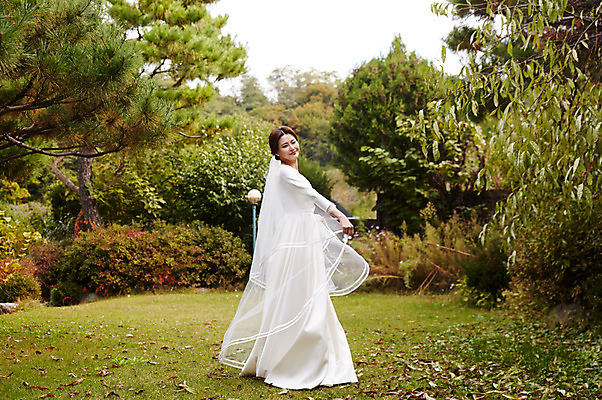 포토 JPG 주간 전신 응시 여자 행복 신부 웨딩드레스 결혼 낙엽 팔벌리기 면사포 사랑 한명 미소 사람 초원 성인 야외 옆모습 30대 정원 한국인 가을 설레임 성인여자한명만 국내포토 자연요소 1 시선 드레스 계절 감정 뷰포인트 잎 모션 표정 동양인 이벤트 장년 결혼소품 여자한명만 성인여자만 파일형식