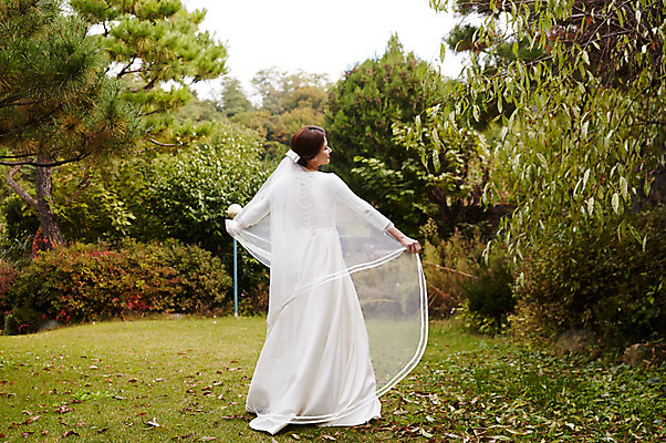 포토 JPG 주간 전신 여자 행복 신부 웨딩드레스 결혼 낙엽 팔벌리기 면사포 사랑 한명 서기 사람 초원 성인 야외 뒷모습 30대 정원 한국인 가을 설레임 성인여자한명만 국내포토 자연요소 1 드레스 계절 감정 뷰포인트 잎 모션 동양인 이벤트 장년 결혼소품 여자한명만 성인여자만 파일형식