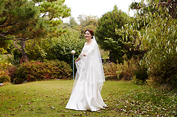 포토 JPG 주간 전신 응시 여자 행복 신부 웨딩드레스 결혼 낙엽 면사포 사랑 한명 미소 사람 초원 성인 야외 옆모습 30대 정원 한국인 가을 설레임 성인여자한명만 국내포토 자연요소 1 시선 드레스 계절 감정 뷰포인트 잎 표정 동양인 이벤트 장년 결혼소품 여자한명만 성인여자만 파일형식