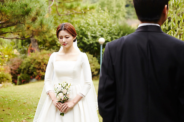 포토 JPG 주간 응시 여자 남자 부케 웨딩드레스 결혼 생각 서기 사람 상반신 20대 성인 야외 두명 앞모습 뒷모습 30대 정원 한국인 가을 고민 예복 시무룩 신랑신부 성인만 국내포토 자연요소 시선 드레스 옷 계절 감정 신부_웨딩 뷰포인트 꽃다발 신랑 모션 표정 동양인 이벤트 청년 장년 파일형식