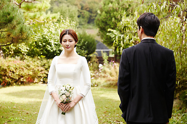 포토 JPG 주간 응시 여자 남자 행복 부케 웨딩드레스 결혼 사랑 서기 들기 사람 상반신 20대 성인 야외 두명 앞모습 뒷모습 30대 정원 한국인 가을 예복 설레임 신랑신부 성인만 국내포토 자연요소 시선 드레스 옷 계절 감정 신부_웨딩 뷰포인트 꽃다발 신랑 모션 동양인 이벤트 청년 장년 파일형식