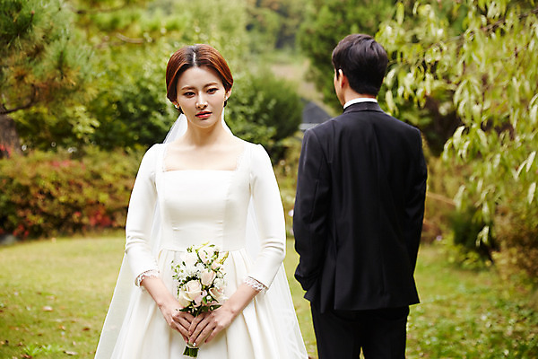 포토 JPG 주간 여자 남자 부케 웨딩드레스 결혼 생각 서기 사람 상반신 20대 성인 야외 두명 앞모습 뒷모습 30대 정원 한국인 가을 찡그림 고민 예복 삐침 신랑신부 성인만 국내포토 자연요소 드레스 옷 계절 감정 신부_웨딩 뷰포인트 꽃다발 신랑 모션 표정 동양인 이벤트 청년 장년 파일형식