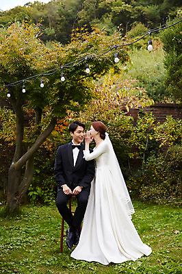 포토 JPG 주간 전신 여자 남자 행복 웨딩드레스 결혼 전구 조명 사랑 서기 미소 사람 앉기 20대 성인 야외 두명 앞모습 옆모습 30대 정원 한국인 가을 귓속말 예복 설레임 신랑신부 성인만 국내포토 자연요소 드레스 옷 계절 감정 신부_웨딩 뷰포인트 신랑 모션 표정 동양인 이벤트 청년 장년 파일형식