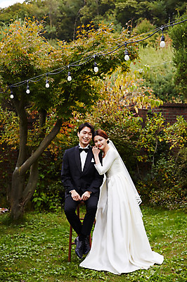 포토 JPG 주간 전신 응시 여자 남자 행복 웨딩드레스 결혼 전구 조명 사랑 서기 미소 사람 앉기 20대 성인 야외 두명 앞모습 옆모습 30대 정원 기댐 한국인 가을 예복 설레임 신랑신부 성인만 국내포토 자연요소 시선 드레스 옷 계절 감정 신부_웨딩 뷰포인트 신랑 모션 표정 동양인 이벤트 청년 장년 파일형식