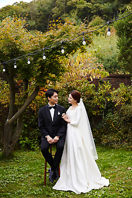 포토 JPG 주간 전신 여자 남자 행복 웨딩드레스 결혼 전구 조명 대화 사랑 서기 미소 사람 앉기 20대 성인 야외 두명 앞모습 옆모습 30대 마주보기 정원 한국인 가을 잡기 예복 설레임 신랑신부 성인만 국내포토 자연요소 드레스 옷 계절 감정 신부_웨딩 뷰포인트 신랑 모션 표정 말하기 동양인 이벤트 청년 장년 파일형식