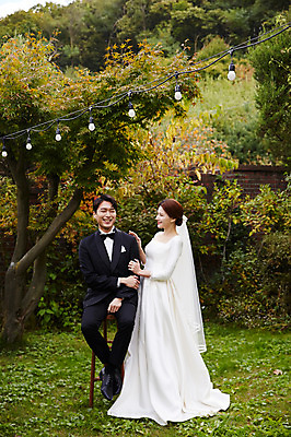 포토 JPG 주간 전신 여자 남자 행복 웨딩드레스 결혼 전구 조명 사랑 서기 미소 사람 앉기 20대 성인 야외 두명 앞모습 옆모습 30대 정원 한국인 가을 즐거움 예복 설레임 신랑신부 성인만 국내포토 자연요소 드레스 옷 계절 감정 신부_웨딩 뷰포인트 신랑 모션 표정 동양인 이벤트 청년 장년 파일형식