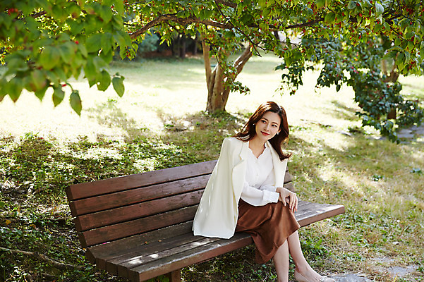 포토 JPG 주간 전신 나무 응시 여자 행복 신부 벤치 면사포 사랑 한명 미소 사람 앉기 성인 야외 옆모습 30대 한국인 가을 설레임 올림픽공원 성인여자한명만 국내포토 자연요소 식물 1 시선 계절 공원 감정 뷰포인트 결혼 의자 모션 서울 표정 동양인 장년 결혼소품 여자한명만 성인여자만 파일형식