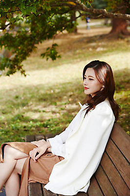 포토 JPG 주간 나무 응시 여자 행복 신부 벤치 면사포 사랑 한명 미소 사람 앉기 상반신 성인 야외 옆모습 30대 한국인 가을 설레임 올림픽공원 성인여자한명만 국내포토 자연요소 식물 1 시선 계절 공원 감정 뷰포인트 결혼 의자 모션 서울 표정 동양인 장년 결혼소품 여자한명만 성인여자만 파일형식