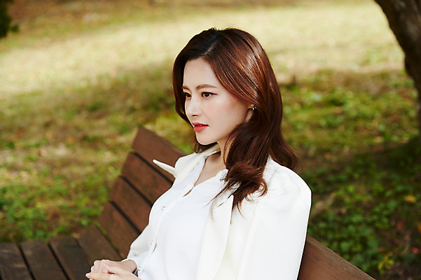 포토 JPG 주간 응시 공원 여자 행복 신부 생각 벤치 면사포 사랑 한명 사람 앉기 잔디 상반신 성인 야외 옆모습 30대 한국인 가을 설레임 올림픽공원 성인여자한명만 국내포토 자연요소 식물 1 시선 계절 공공시설 감정 뷰포인트 결혼 의자 모션 서울 동양인 장년 결혼소품 여자한명만 성인여자만 파일형식
