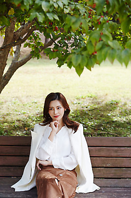 포토 JPG 주간 나무 응시 여자 행복 신부 생각 벤치 면사포 사랑 한명 미소 사람 앉기 상반신 성인 야외 앞모습 30대 턱괴기 한국인 가을 설레임 올림픽공원 성인여자한명만 국내포토 자연요소 식물 1 시선 계절 공원 감정 뷰포인트 결혼 의자 모션 서울 표정 동양인 장년 결혼소품 여자한명만 성인여자만 파일형식