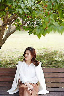 포토 JPG 주간 나무 응시 여자 행복 신부 벤치 면사포 사랑 한명 사람 앉기 상반신 성인 야외 앞모습 30대 한국인 가을 설레임 올림픽공원 성인여자한명만 국내포토 자연요소 식물 1 시선 계절 공원 감정 뷰포인트 결혼 의자 모션 서울 동양인 장년 결혼소품 여자한명만 성인여자만 파일형식