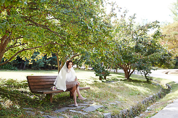 포토 JPG 주간 전신 나무 응시 공원 여자 행복 신부 부케 벤치 면사포 사랑 한명 사람 앉기 성인 야외 옆모습 30대 한국인 가을 설레임 올림픽공원 성인여자한명만 국내포토 자연요소 식물 1 시선 계절 공공시설 감정 뷰포인트 꽃다발 결혼 의자 모션 서울 동양인 장년 결혼소품 여자한명만 성인여자만 파일형식
