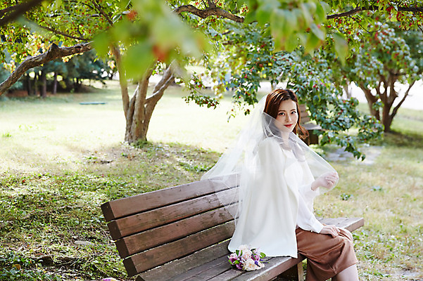 포토 JPG 주간 나무 응시 공원 여자 행복 신부 부케 벤치 면사포 사랑 한명 미소 사람 앉기 상반신 성인 야외 옆모습 30대 한국인 가을 설레임 올림픽공원 성인여자한명만 국내포토 자연요소 식물 1 시선 계절 공공시설 감정 뷰포인트 꽃다발 결혼 의자 모션 서울 표정 동양인 장년 결혼소품 여자한명만 성인여자만 파일형식