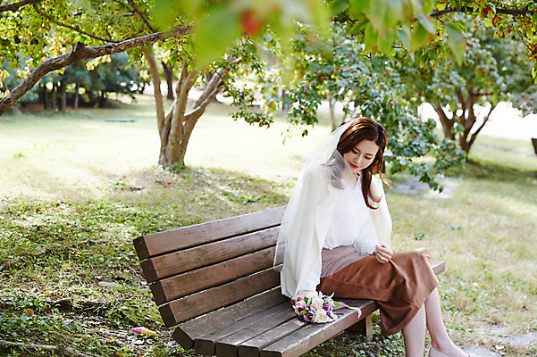 포토 JPG 주간 전신 나무 응시 공원 여자 행복 신부 부케 벤치 면사포 사랑 한명 사람 앉기 성인 야외 옆모습 30대 한국인 가을 설레임 올림픽공원 성인여자한명만 국내포토 자연요소 식물 1 시선 계절 공공시설 감정 뷰포인트 꽃다발 결혼 의자 모션 서울 동양인 장년 결혼소품 여자한명만 성인여자만 파일형식