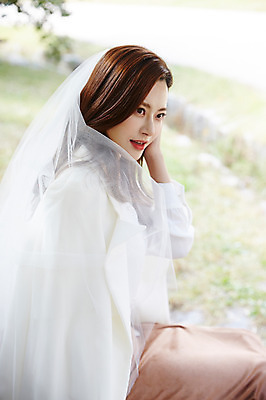 포토 JPG 주간 응시 여자 행복 신부 벤치 면사포 사랑 한명 사람 앉기 상반신 성인 야외 옆모습 30대 한국인 가을 설레임 올림픽공원 성인여자한명만 국내포토 자연요소 1 시선 계절 공원 감정 뷰포인트 결혼 의자 모션 서울 동양인 장년 결혼소품 여자한명만 성인여자만 파일형식