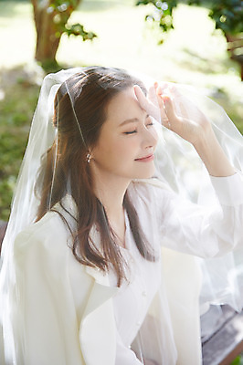 포토 JPG 주간 여자 행복 신부 벤치 면사포 사랑 한명 미소 사람 앉기 손짓 상반신 성인 야외 옆모습 30대 손들기 눈감음 한국인 가을 화사함 설레임 올림픽공원 성인여자한명만 국내포토 자연요소 1 계절 공원 감정 뷰포인트 결혼 컨셉 의자 모션 서울 표정 동양인 장년 결혼소품 여자한명만 성인여자만 파일형식