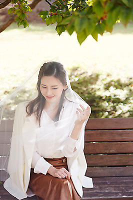 포토 JPG 주간 나무 응시 여자 행복 신부 벤치 면사포 사랑 한명 미소 사람 앉기 상반신 성인 야외 앞모습 30대 한국인 가을 예복 설레임 올림픽공원 성인여자한명만 국내포토 자연요소 식물 1 시선 옷 계절 공원 감정 뷰포인트 결혼 의자 모션 서울 표정 동양인 장년 결혼소품 여자한명만 성인여자만 파일형식 공공시설 가구 한국 인종 이벤트 오브젝트 여자만 성인만 아시아 생활용품 시설 나라