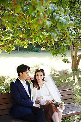 포토 JPG 주간 나무 커플 응시 여자 남자 행복 부케 벤치 면사포 사랑 미소 사람 앉기 상반신 20대 성인 야외 두명 앞모습 옆모습 30대 한국인 가을 예복 설레임 나무그늘 올림픽공원 성인만 국내포토 자연요소 식물 시선 옷 계절 공원 감정 뷰포인트 꽃다발 의자 관계 모션 서울 표정 동양인 청년 장년 그늘 결혼소품 파일형식