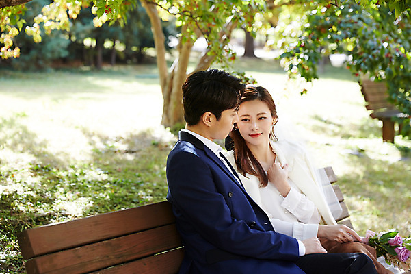 포토 JPG 주간 나무 커플 응시 여자 남자 행복 부케 벤치 면사포 사랑 미소 사람 앉기 잔디 상반신 20대 성인 야외 두명 옆모습 30대 한국인 가을 예복 설레임 올림픽공원 성인만 국내포토 자연요소 식물 시선 옷 계절 공원 감정 뷰포인트 꽃다발 의자 관계 모션 서울 표정 동양인 청년 장년 결혼소품 파일형식 공공시설 꽃 가구 결혼 한국 인종 오브젝트 아시아 생활용품 이벤트 시설 나라