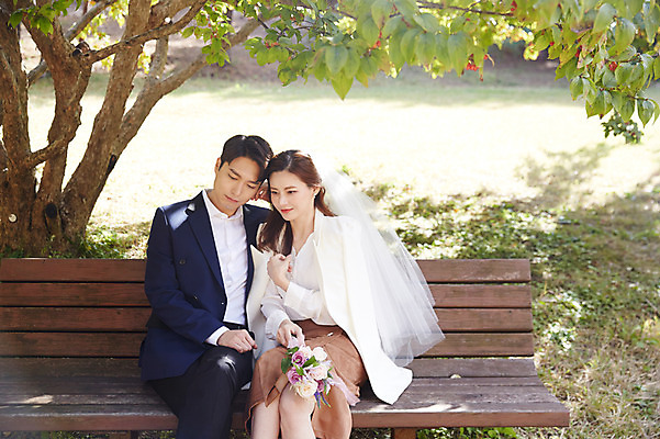 포토 JPG 주간 나무 커플 응시 여자 남자 행복 부케 벤치 사랑 사람 앉기 상반신 20대 성인 야외 두명 앞모습 30대 기댐 한국인 가을 예복 설레임 올림픽공원 성인만 국내포토 자연요소 식물 시선 옷 계절 공원 감정 뷰포인트 꽃다발 의자 관계 모션 서울 동양인 청년 장년 파일형식