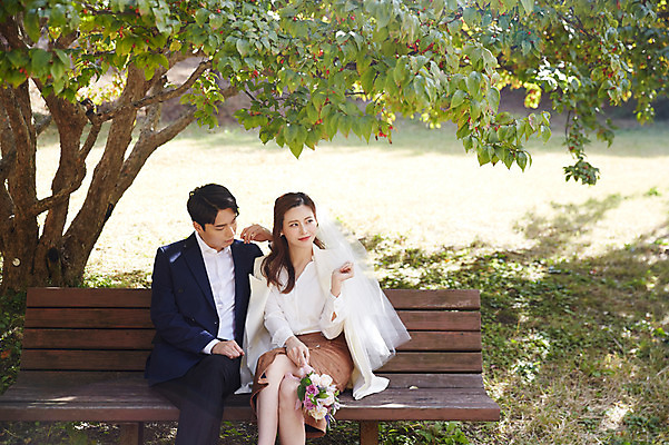 포토 JPG 주간 나무 커플 응시 여자 남자 행복 부케 벤치 사랑 사람 앉기 상반신 20대 성인 야외 두명 앞모습 30대 한국인 가을 예복 설레임 나무그늘 올림픽공원 성인만 국내포토 자연요소 식물 시선 옷 계절 공원 감정 뷰포인트 꽃다발 의자 관계 모션 서울 동양인 청년 장년 그늘 파일형식