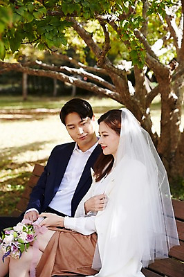 포토 JPG 주간 나무 커플 응시 여자 남자 행복 부케 벤치 면사포 사랑 미소 사람 앉기 상반신 20대 성인 야외 두명 옆모습 30대 한국인 가을 예복 설레임 올림픽공원 성인만 국내포토 자연요소 식물 시선 옷 계절 공원 감정 뷰포인트 꽃다발 의자 관계 모션 서울 표정 동양인 청년 장년 결혼소품 파일형식 공공시설 꽃 가구 결혼 한국 인종 오브젝트 아시아 생활용품 이벤트 시설 나라