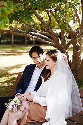 포토 JPG 주간 나무 커플 응시 여자 남자 행복 부케 벤치 면사포 사랑 미소 사람 앉기 상반신 20대 성인 야외 두명 옆모습 30대 한국인 가을 예복 설레임 올림픽공원 성인만 국내포토 자연요소 식물 시선 옷 계절 공원 감정 뷰포인트 꽃다발 의자 관계 모션 서울 표정 동양인 청년 장년 결혼소품 파일형식