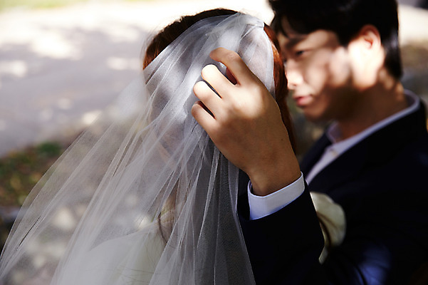 포토 JPG 주간 커플 응시 여자 남자 행복 벤치 면사포 사랑 미소 사람 앉기 상반신 20대 성인 야외 두명 옆모습 뒷모습 30대 만지기 한국인 가을 예복 설레임 올림픽공원 성인만 국내포토 자연요소 시선 옷 계절 공원 감정 뷰포인트 의자 관계 모션 서울 표정 동양인 청년 장년 결혼소품 파일형식