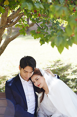 포토 JPG 주간 나무 커플 여자 남자 행복 벤치 면사포 사랑 미소 사람 앉기 상반신 20대 성인 야외 두명 앞모습 30대 기댐 한국인 가을 예복 설레임 올림픽공원 성인만 국내포토 자연요소 식물 옷 계절 공원 감정 뷰포인트 의자 관계 모션 서울 표정 동양인 청년 장년 결혼소품 파일형식