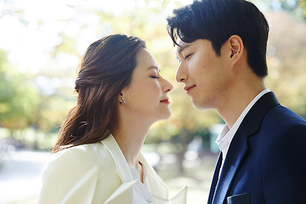 포토 JPG 주간 커플 여자 남자 행복 키스 사랑 미소 사람 근접촬영 상반신 20대 성인 야외 두명 옆모습 30대 눈감음 한국인 가을 예복 설레임 올림픽공원 성인만 국내포토 자연요소 옷 계절 공원 감정 뷰포인트 관계 모션 서울 표정 동양인 청년 장년 애정표현 파일형식