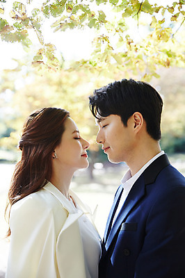 포토 JPG 주간 커플 여자 남자 행복 키스 사랑 미소 사람 상반신 20대 성인 야외 두명 옆모습 30대 마주보기 눈감음 한국인 가을 예복 설레임 올림픽공원 성인만 국내포토 자연요소 옷 계절 공원 감정 뷰포인트 관계 모션 서울 표정 동양인 청년 장년 애정표현 파일형식