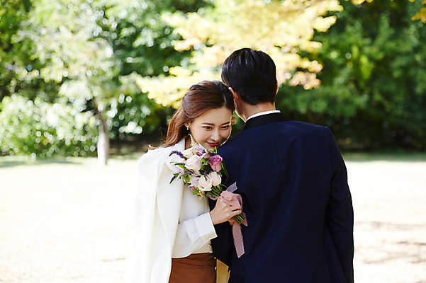 포토 JPG 주간 커플 응시 여자 남자 행복 부케 안기 사랑 미소 들기 사람 초원 상반신 20대 성인 야외 두명 앞모습 뒷모습 30대 기댐 한국인 가을 예복 설레임 올림픽공원 성인만 국내포토 자연요소 시선 옷 계절 공원 감정 뷰포인트 꽃다발 관계 모션 서울 표정 동양인 청년 장년 파일형식