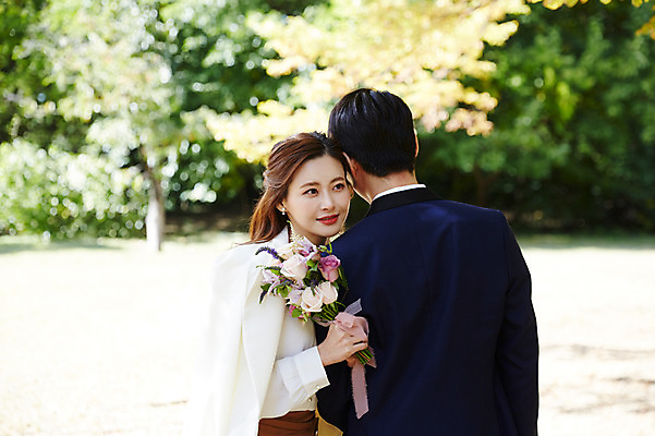 포토 JPG 주간 커플 응시 여자 남자 행복 부케 안기 사랑 미소 들기 사람 초원 상반신 20대 성인 야외 두명 옆모습 뒷모습 30대 한국인 가을 예복 설레임 올림픽공원 성인만 국내포토 자연요소 시선 옷 계절 공원 감정 뷰포인트 꽃다발 관계 모션 서울 표정 동양인 청년 장년 파일형식