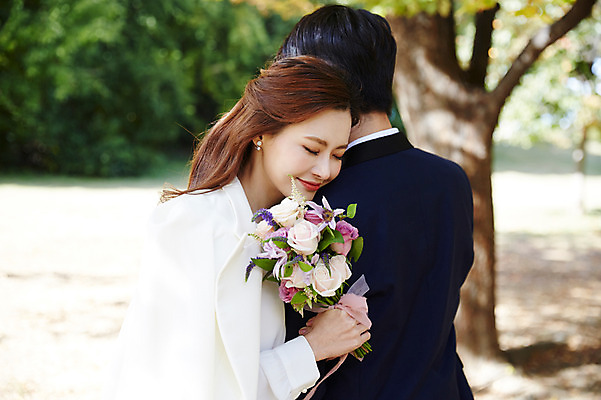 포토 JPG 주간 커플 여자 남자 행복 부케 안기 사랑 미소 들기 사람 초원 상반신 20대 성인 야외 두명 옆모습 30대 눈감음 한국인 가을 예복 설레임 올림픽공원 성인만 국내포토 자연요소 옷 계절 공원 감정 뷰포인트 꽃다발 관계 모션 서울 표정 동양인 청년 장년 파일형식 공공시설 꽃 한국 인종 식물 아시아 시설 나라