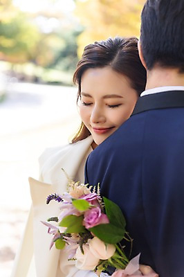 포토 JPG 주간 커플 여자 남자 행복 부케 안기 사랑 미소 들기 사람 상반신 20대 성인 야외 두명 앞모습 뒷모습 30대 눈감음 기댐 한국인 가을 예복 설레임 올림픽공원 성인만 국내포토 자연요소 옷 계절 공원 감정 뷰포인트 꽃다발 관계 모션 서울 표정 동양인 청년 장년 파일형식