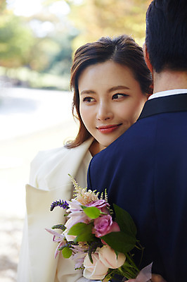 포토 JPG 주간 커플 응시 여자 남자 행복 부케 안기 사랑 미소 사람 근접촬영 상반신 20대 성인 야외 두명 앞모습 뒷모습 30대 기댐 한국인 가을 예복 설레임 올림픽공원 성인만 국내포토 자연요소 시선 옷 계절 공원 감정 뷰포인트 꽃다발 관계 모션 서울 표정 동양인 청년 장년 파일형식 공공시설 꽃 한국 인종 식물 아시아 시설 나라