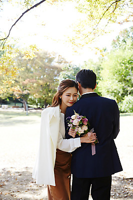 포토 JPG 주간 커플 응시 여자 남자 행복 부케 안기 사랑 미소 들기 사람 초원 상반신 20대 성인 야외 두명 옆모습 뒷모습 30대 기댐 한국인 가을 예복 설레임 올림픽공원 성인만 국내포토 자연요소 시선 옷 계절 공원 감정 뷰포인트 꽃다발 관계 모션 서울 표정 동양인 청년 장년 파일형식
